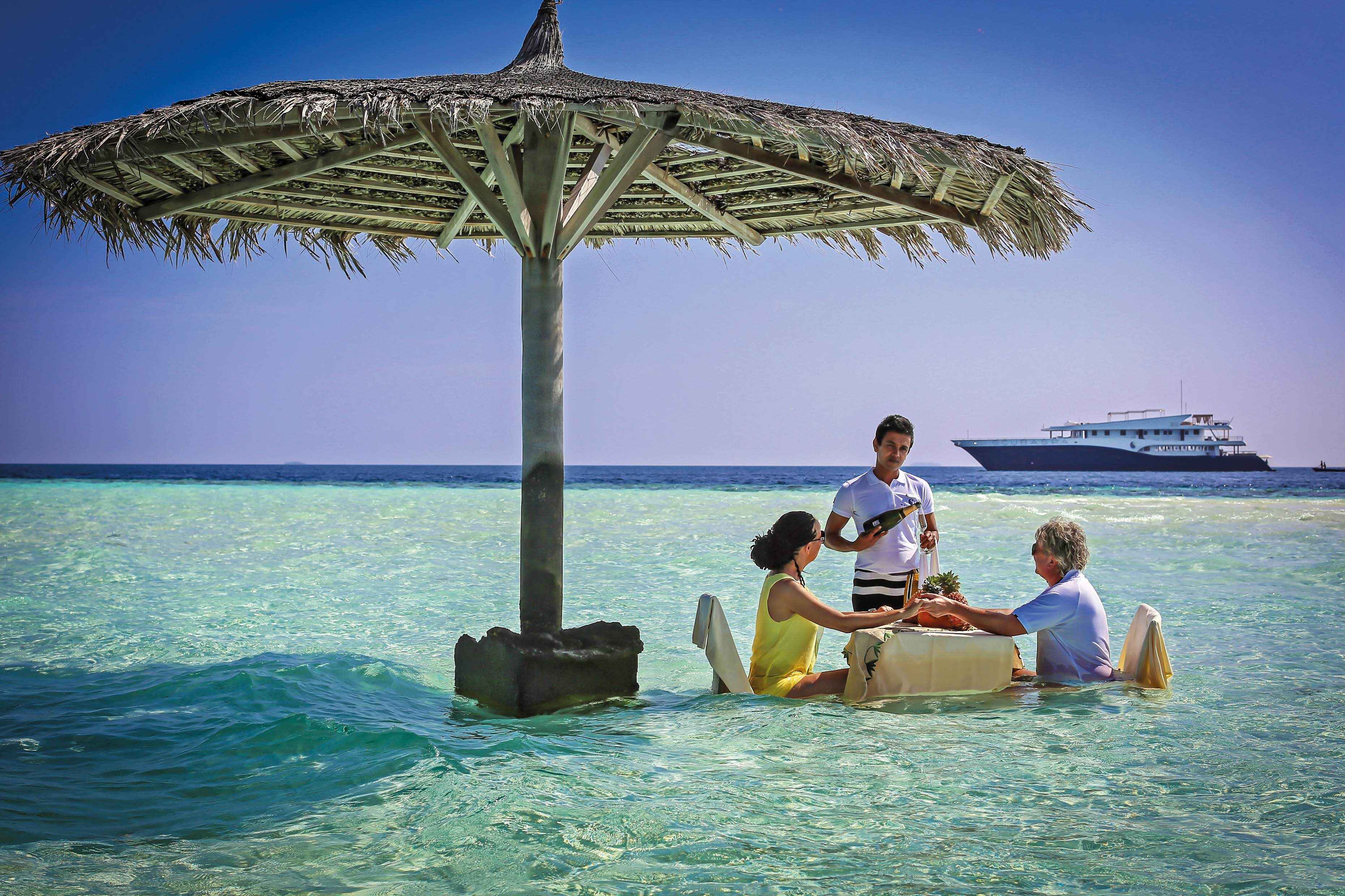 Поехать в отпуск недорого. Путешествия Мальдивы. Мальдивы достопримечательности. Мальдивы в Италии. Мальдивы жизнь местных жителей.